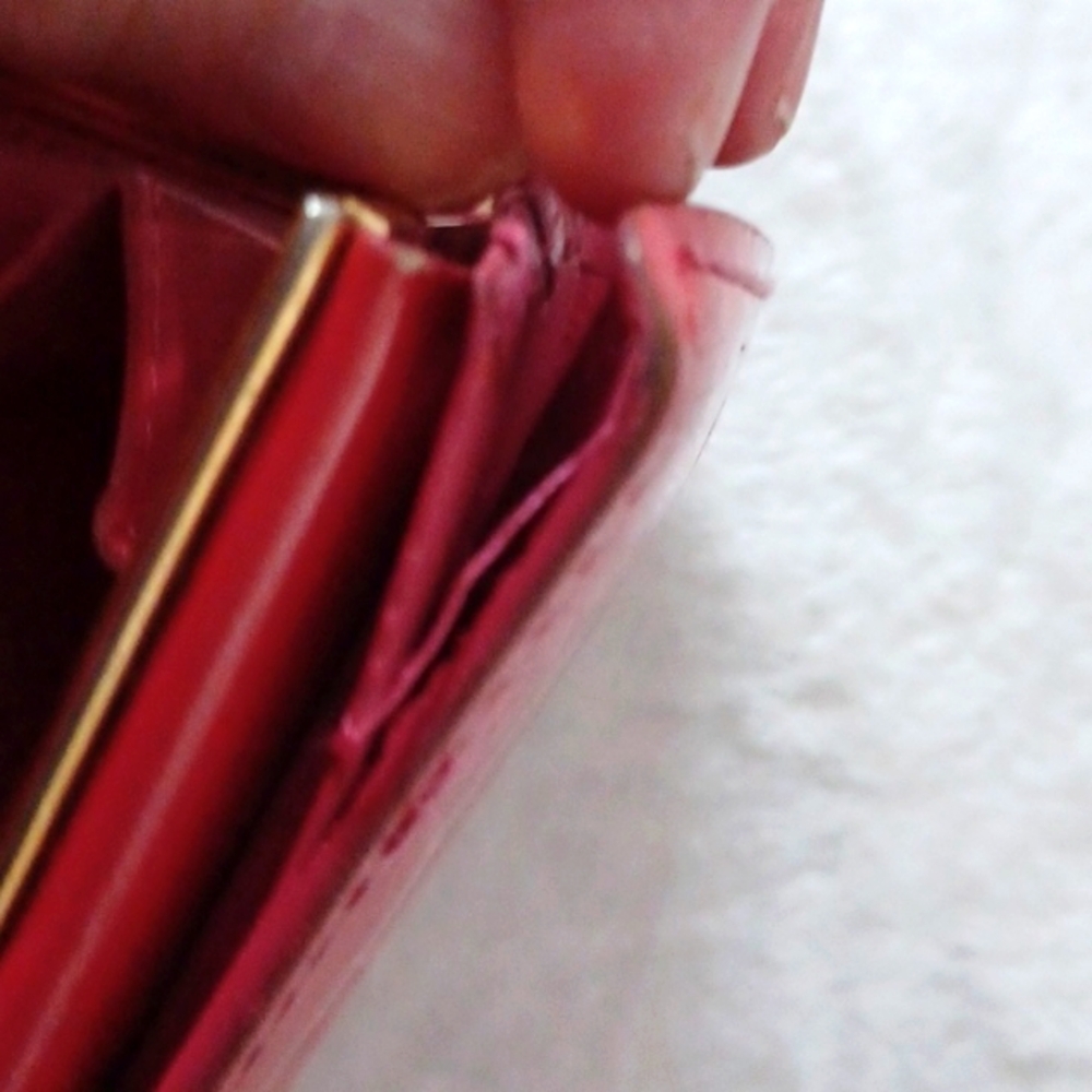 Louis Vuitton Red Wallet with Glossy Finish and Embossed Design - Picture 6 of 7